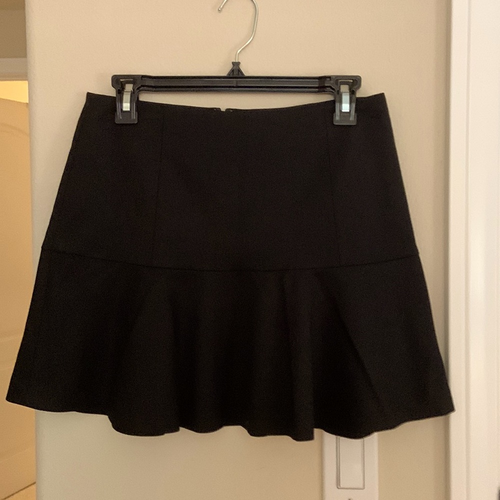 Theory skirt. Size 2. Lightly worn in very good condition.